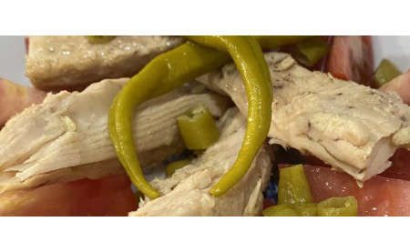 Paradajkový šalát s COGOTE – horná chrbtová časť / Tuniak biely (dlhoplutvý) Thunnus Alalunga / SERRATS